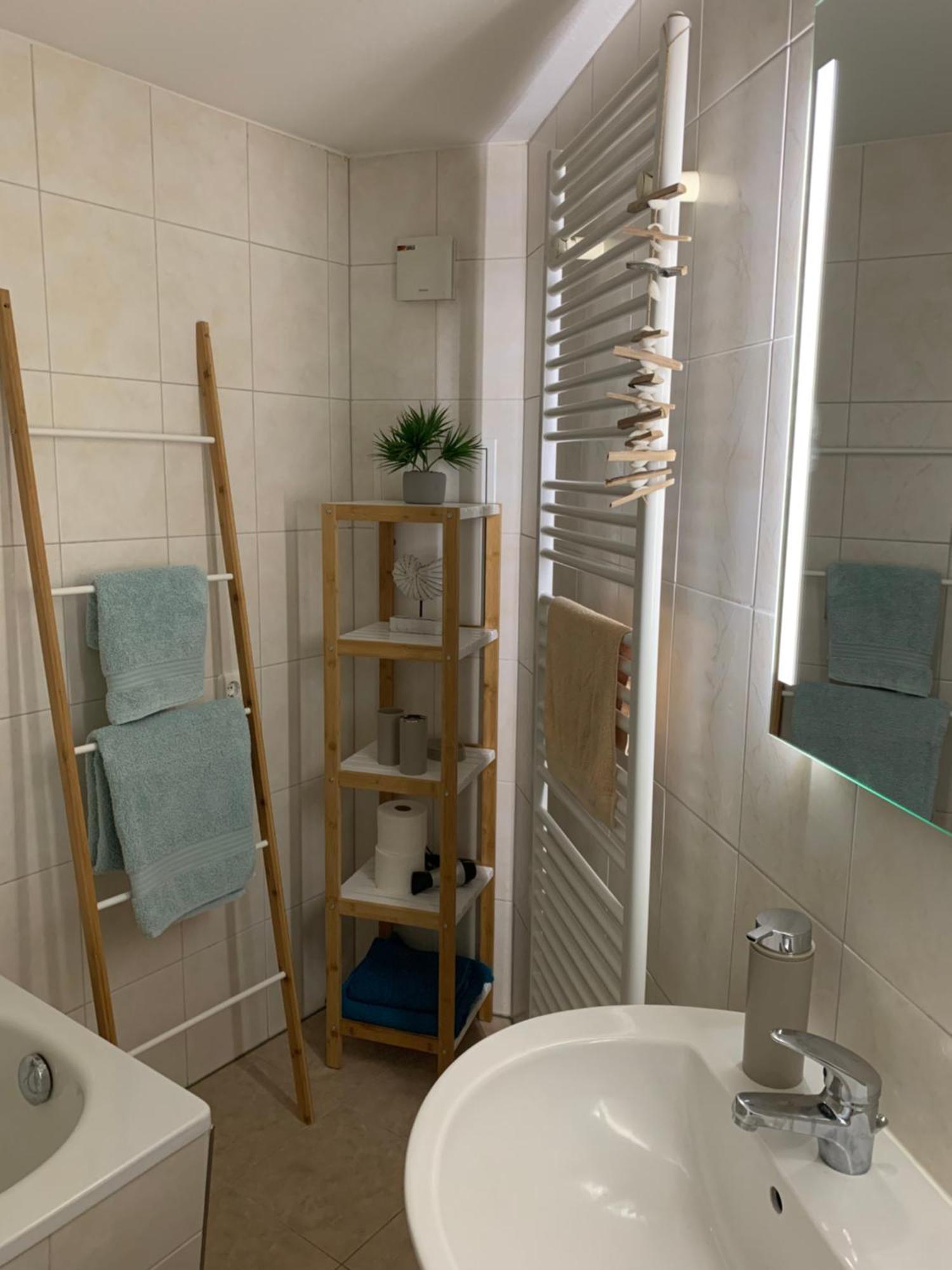 City-Apartment Mit Parkplatz & Fahrradraum! Nur 300M Zum Stadthafen Schwerin  Exterior foto